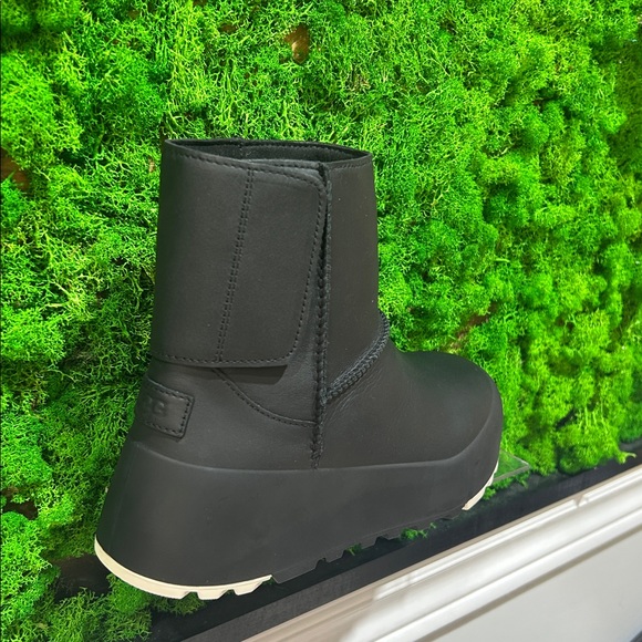 🇨🇦 UGG Women's Classic Leather StreetScape - Picture 8 of 11